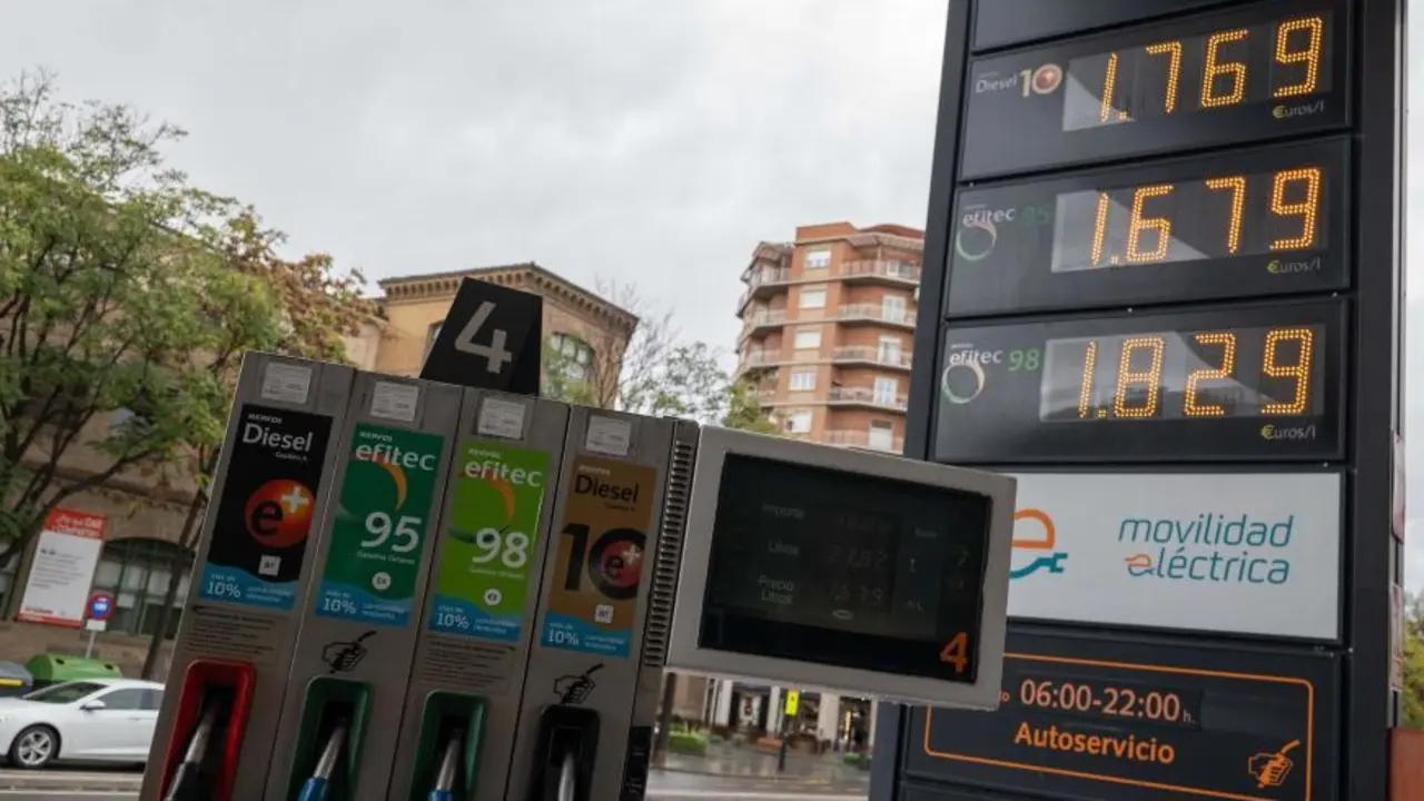 Precios de la gasolina en una estaci&oacute;n de servicios. / EP