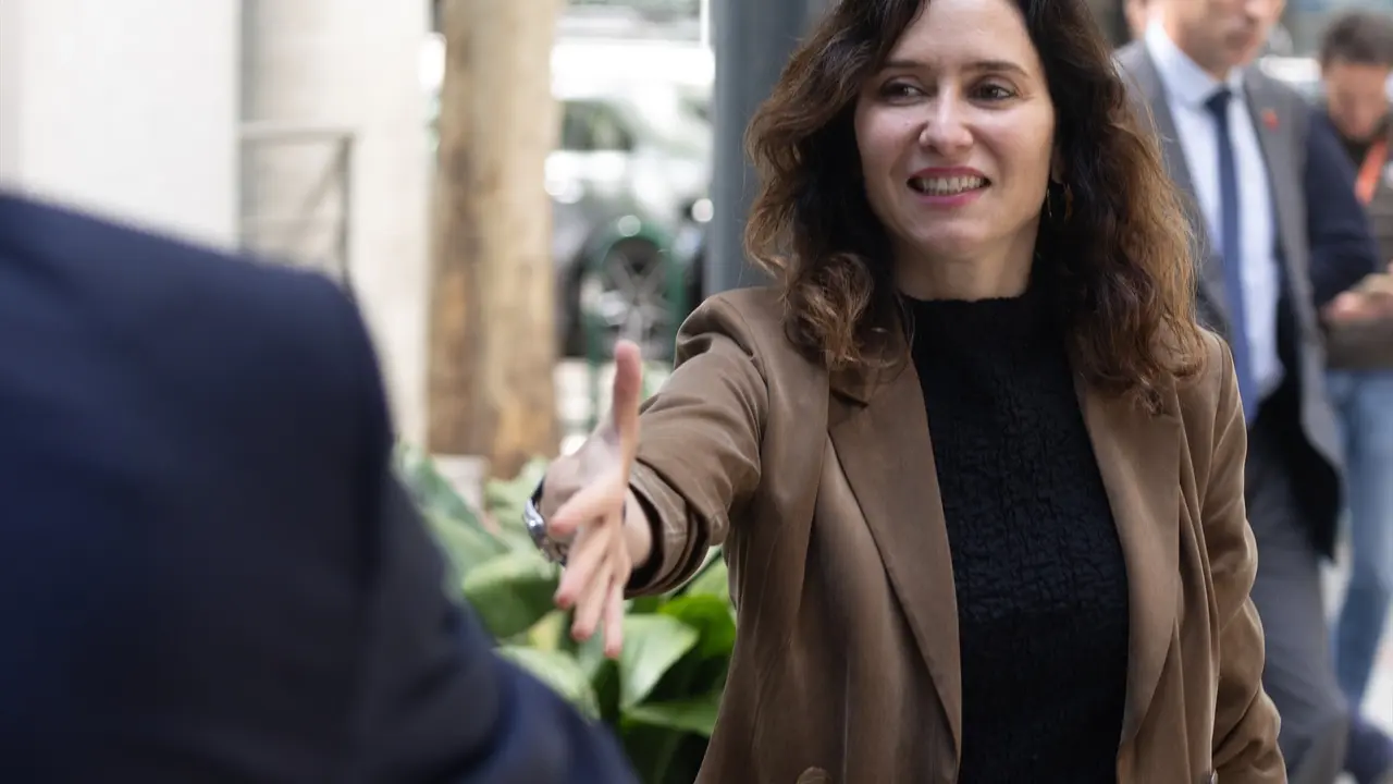 La presidenta de la Comunidad de Madrid, Isabel D&iacute;az Ayuso, saludando. Eduardo Parra