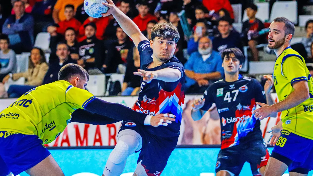 Imagen del partido Blendio Sinfín vs Bidasoa Irún de la Liga Plenitude Asobal en La Albericia. / Diego G&oacute;mez