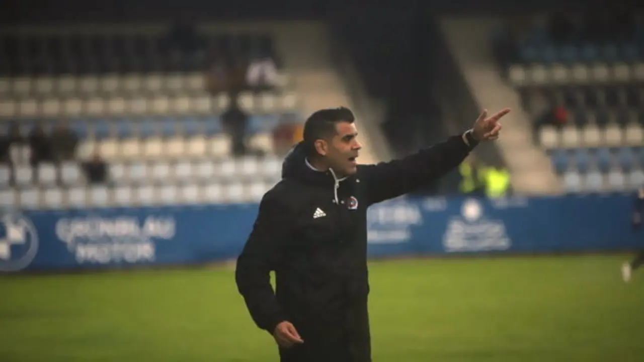 El entrenador de la Gimn&aacute;stica, Fran Mart&iacute;n, durante un partido. / N&eacute;stor Revuelta