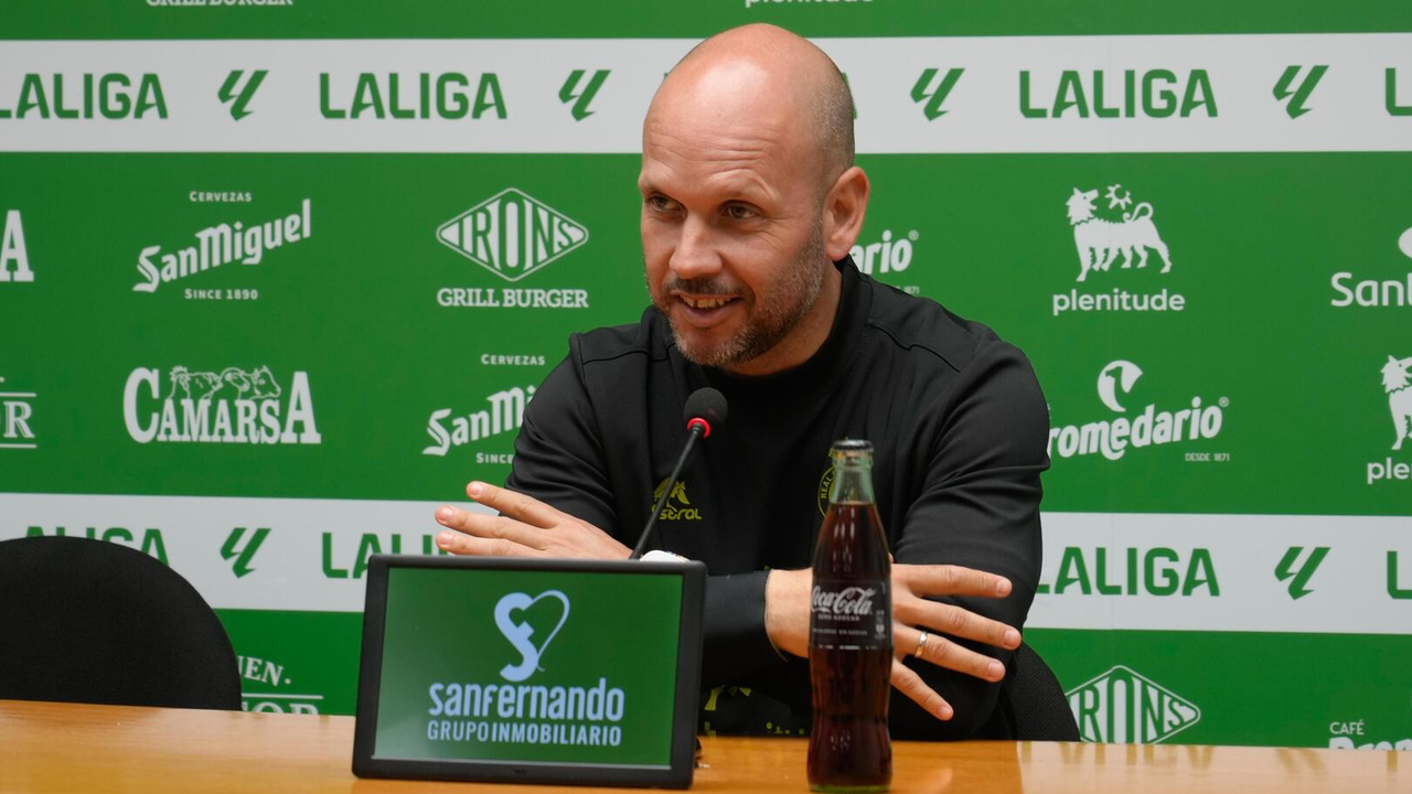 El entrenador del Racing durante la rueda de prensa. / Racing de Santander