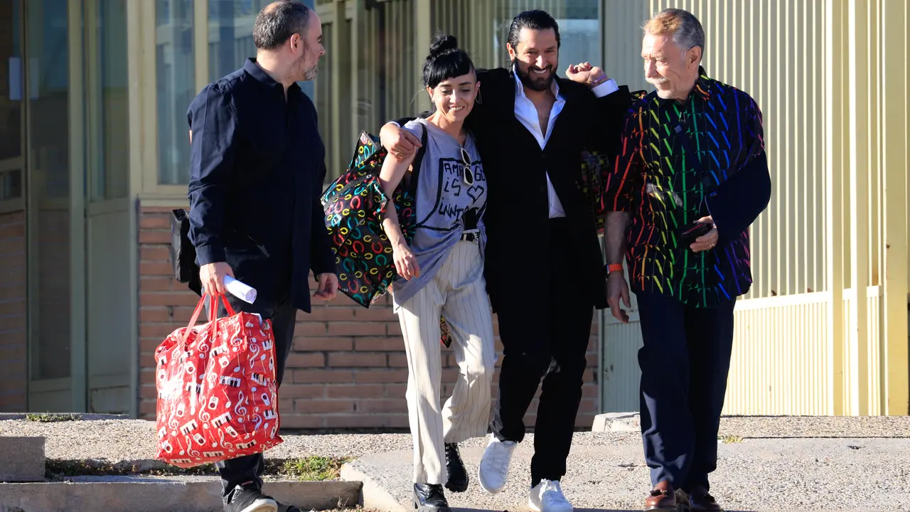 Rafael Amargo sale del Centro Penitenciario de Soto del Real con su novia, Luciana Bogniano y su abogado, Marcos Garc&iacute;a Montes. / Manuel Pinilla Cruces