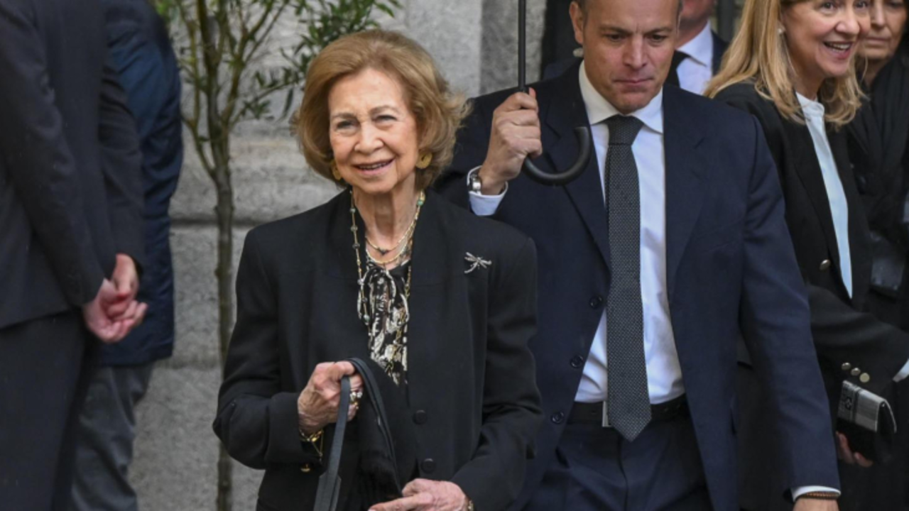 Do&ntilde;a Sof&iacute;a, el pasado lunes, a la salida del funeral de su sobrino Fernando G&oacute;mez-Acebo. / EFE