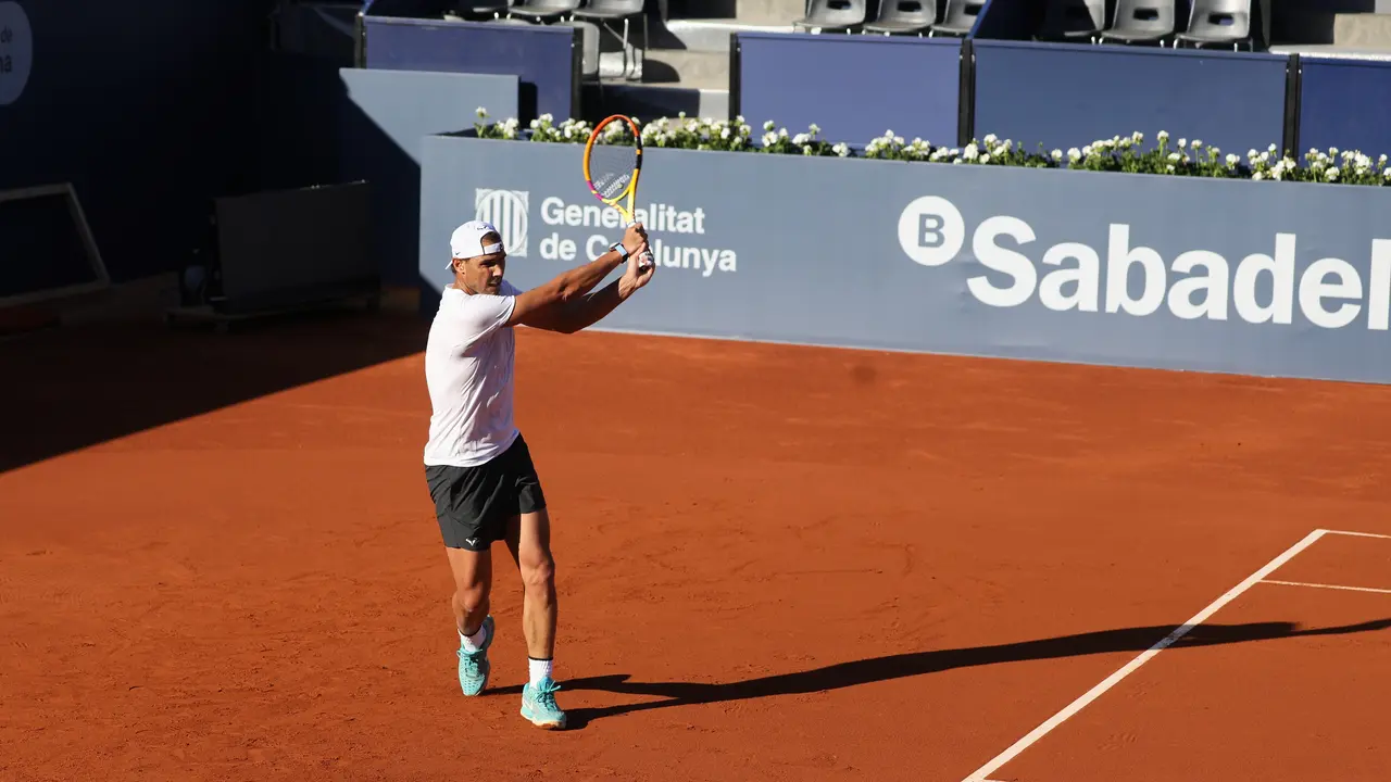 El tenista espa&ntilde;ol Rafa Nadal entrenando en la Pista Rafa Nadal del RCTB-1899 en la previa del Barcelona Open Banc Sabadell 2024. / RCTB-1899