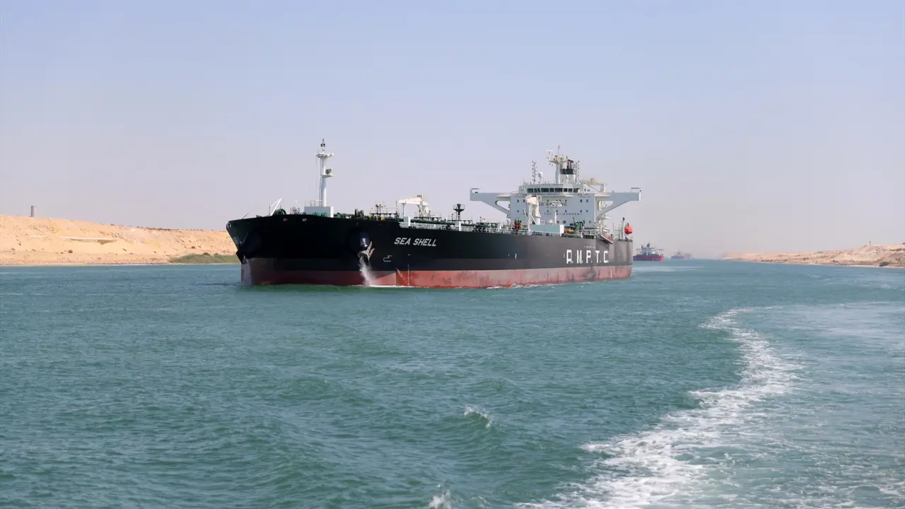 Vista de un carguero en el canal de Suez. EP / Archivo