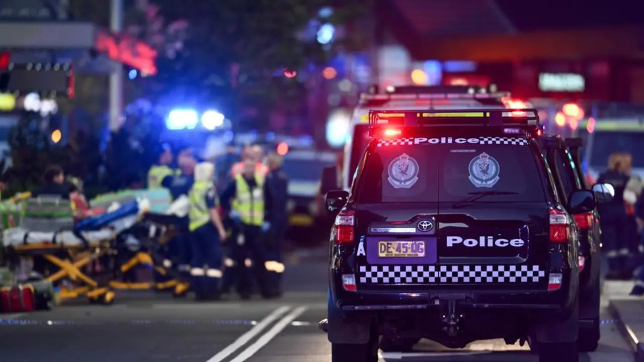 La polic&iacute;a y los servicios de emergencia trabajan en Bondi Junction despu&eacute;s de que la polic&iacute;a respondiera a informes de m&uacute;ltiples apu&ntilde;alamientos dentro del centro comercial Westfield Bondi Junction en S&iacute;dney. / STEVE MARKHAM