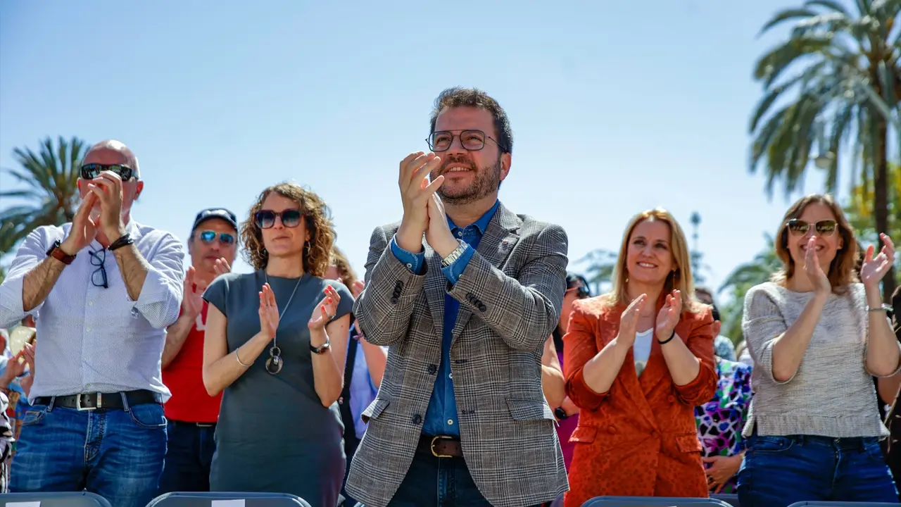 El presidente de la Generalitat de Catalunya, Pere Aragon&eacute;s, aplaude durante un acto de ERC. Kike Rinc&oacute;n