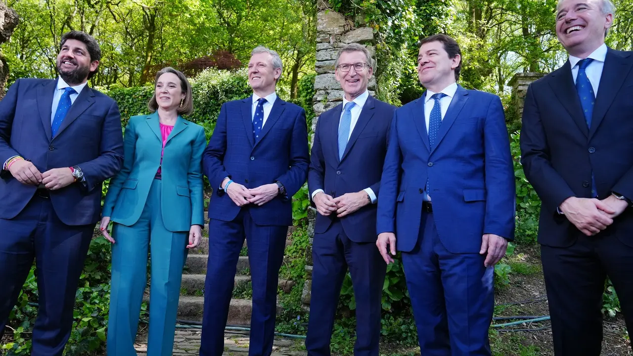 (I-D) El presidente de la Regi&oacute;n de Murcia, Fernando L&oacute;pez Miras; la secretaria general del PP, Cuca Gamarra; el presidente de la Xunta de Galicia, Alfonso Rueda; el l&iacute;der del PP, Alberto N&uacute;&ntilde;ez Feij&oacute;o; el presidente de Castilla y Le&oacute;n, Alfonso Fern&aacute;ndez Ma&ntilde;ueco y el presidente de Arag&oacute;n, Jorge Azc&oacute;n, posan durante el acto de toma de posesi&oacute;n del presidente de la Xunta de Galicia. &Aacute;lvaro Ballesteros