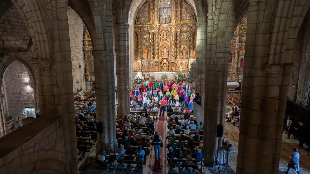 Setenta vecinos de municipios por los que discurre el Camino Lebaniego han prestado su voz a un coro participativo y ef&iacute;mero en la Iglesia Santa Mar&iacute;a de los &Aacute;ngeles, que "nace y muere" como despedida al A&ntilde;o Jubilar. /  Pedro Puente Hoyos