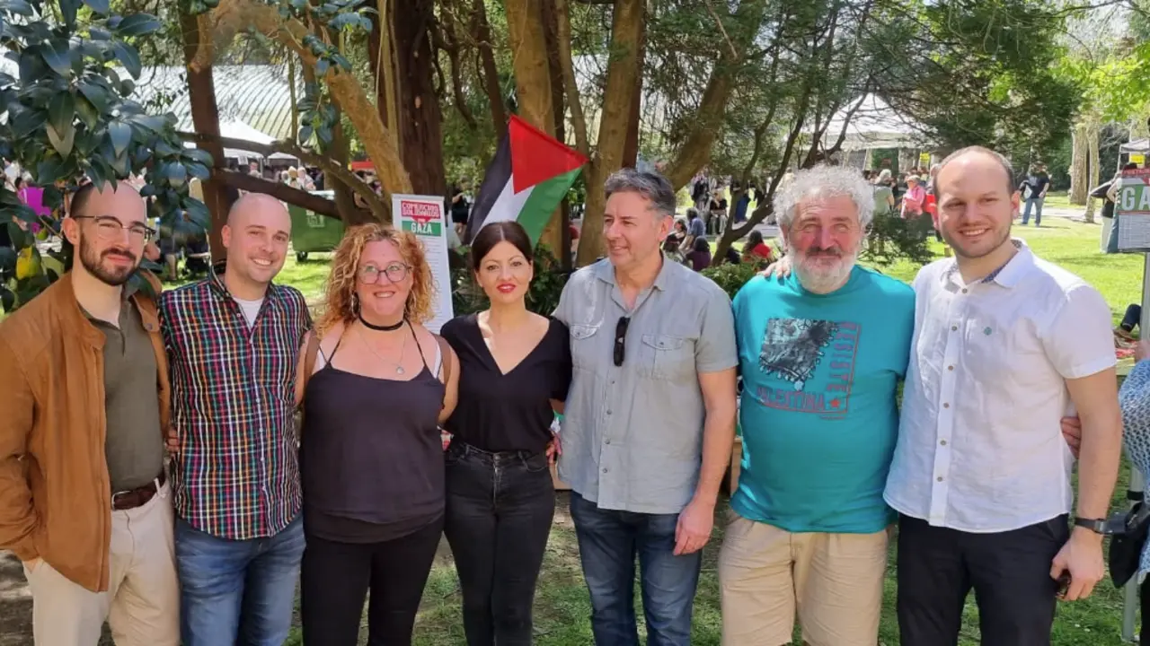 En el medio, la ministra comunista Sira Rego, en el festival palestino de Cabez&oacute;n de la Sal. / IZQUIERDA UNIDA