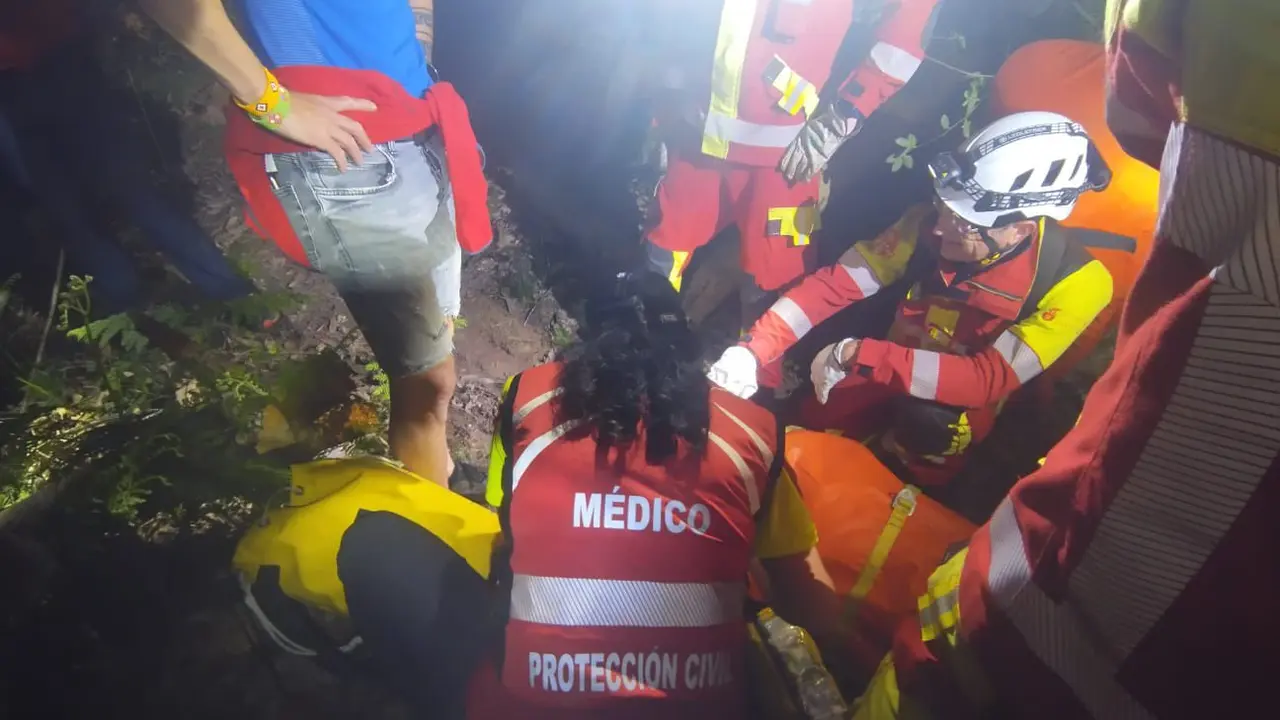 Operativo de rescate en Celis: Los bomberos de Cantabria, en una intervenci&oacute;n nocturna, socorrieron a una mujer con una fractura de tobillo en la zona monta&ntilde;osa, demostrando la importancia de la seguridad en rutas rurales