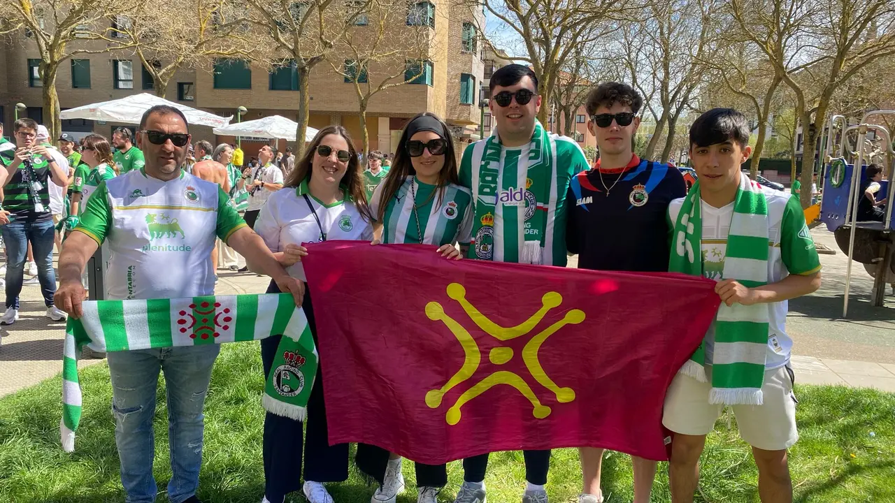 Aficionados c&aacute;ntabros durante la previa en Burgos. / Racing de Santander