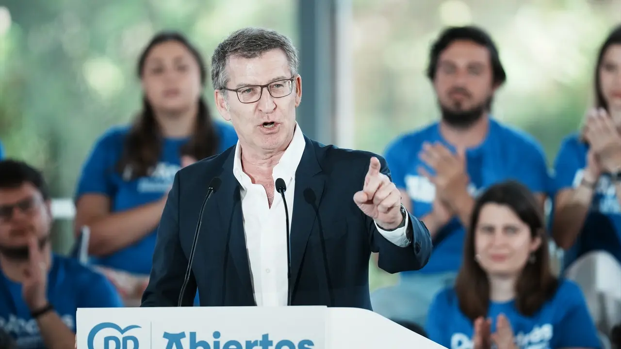 El presidente del Partido Popular, Alberto N&uacute;&ntilde;ez Feij&oacute;o, interviene durante un acto de campa&ntilde;a del PP vasco, en el Palacio Euskalduna. H. Bilbao