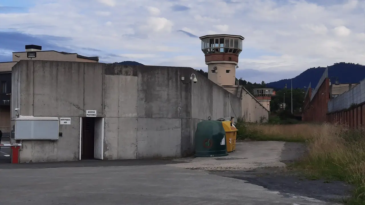 Fachada del exterior de la prisi&oacute;n de Basauri (Bizkaia). EP