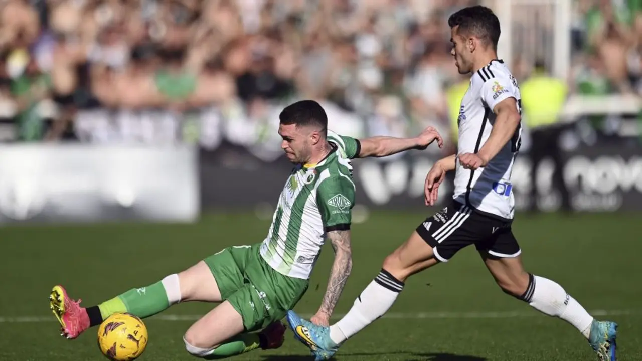 Manu Hernando frena un ataque del Burgos. / Liga Hypermotion