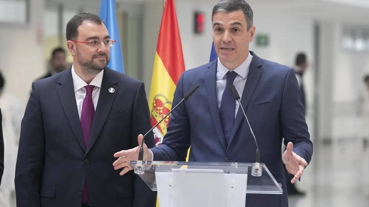 El presidente del Principado de Asturias, Adri&aacute;n Barb&oacute;n (i) y el presidente del Gobierno, Pedro S&aacute;nchez (d) en el Hospital Universitario Central de Asturias (HUCA). Jorge Peteiro