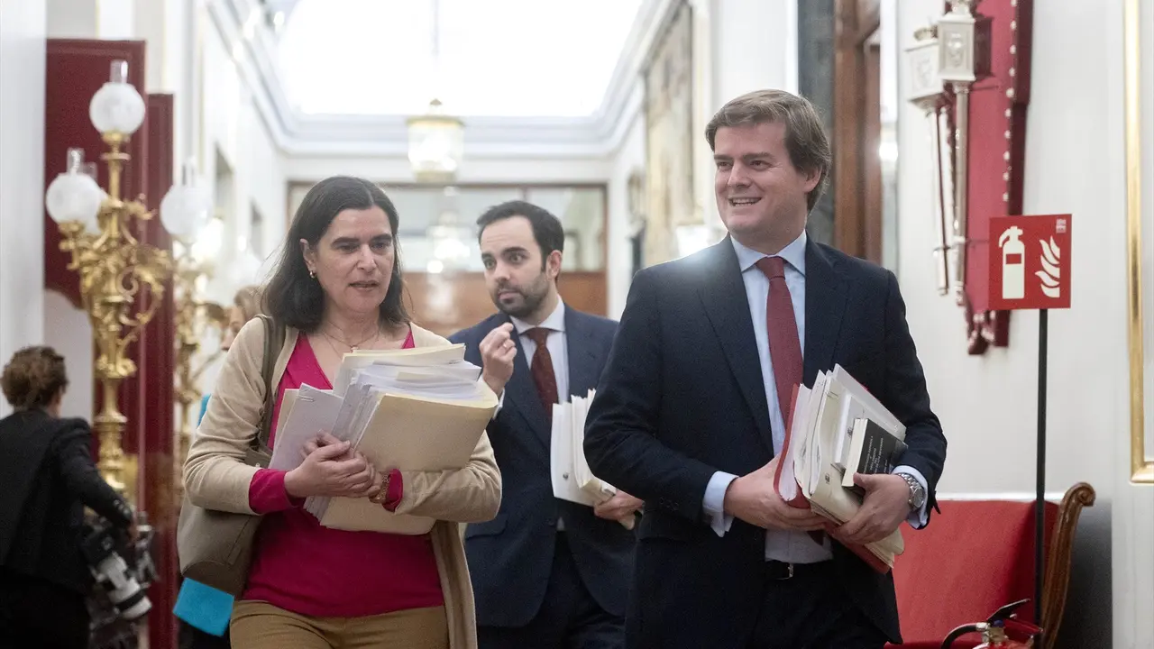 El letrado mayor del congreso, Fernando Galindo (1d), a su llegada a una reuni&oacute;n de la Junta de Portavoces, en el Congreso de los Diputados. Alberto Ortega / Archivo