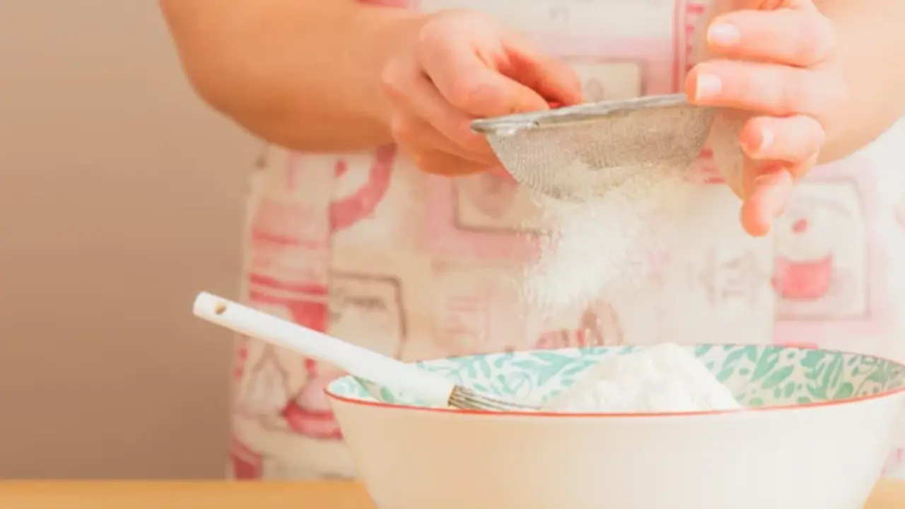 Una repostera cocinando un postre. / A.S