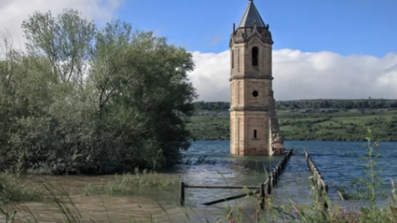 La 'Catedral de los Peces', un espectacular rinc&oacute;n entre Burgos y Cantabria. / Adobe Stock
