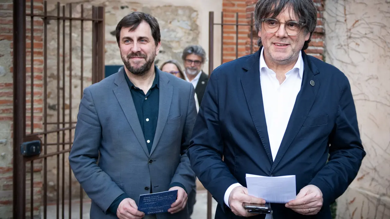 El eurodiputado Antoni Com&iacute;n (i) y el expresidente de la Generalitat, Carles Puigdemont (d). Gl&ograve;ria S&aacute;nchez / Archivo