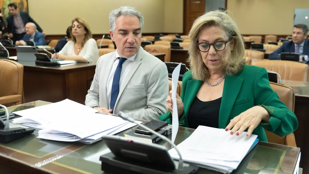 El diputado del PP El&iacute;as Bendodo y la vocal de la comisi&oacute;n, Macarena Montesinos, durante la Comisi&oacute;n de Investigaci&oacute;n por el &lsquo;caso Koldo&rsquo;. Eduardo Parra