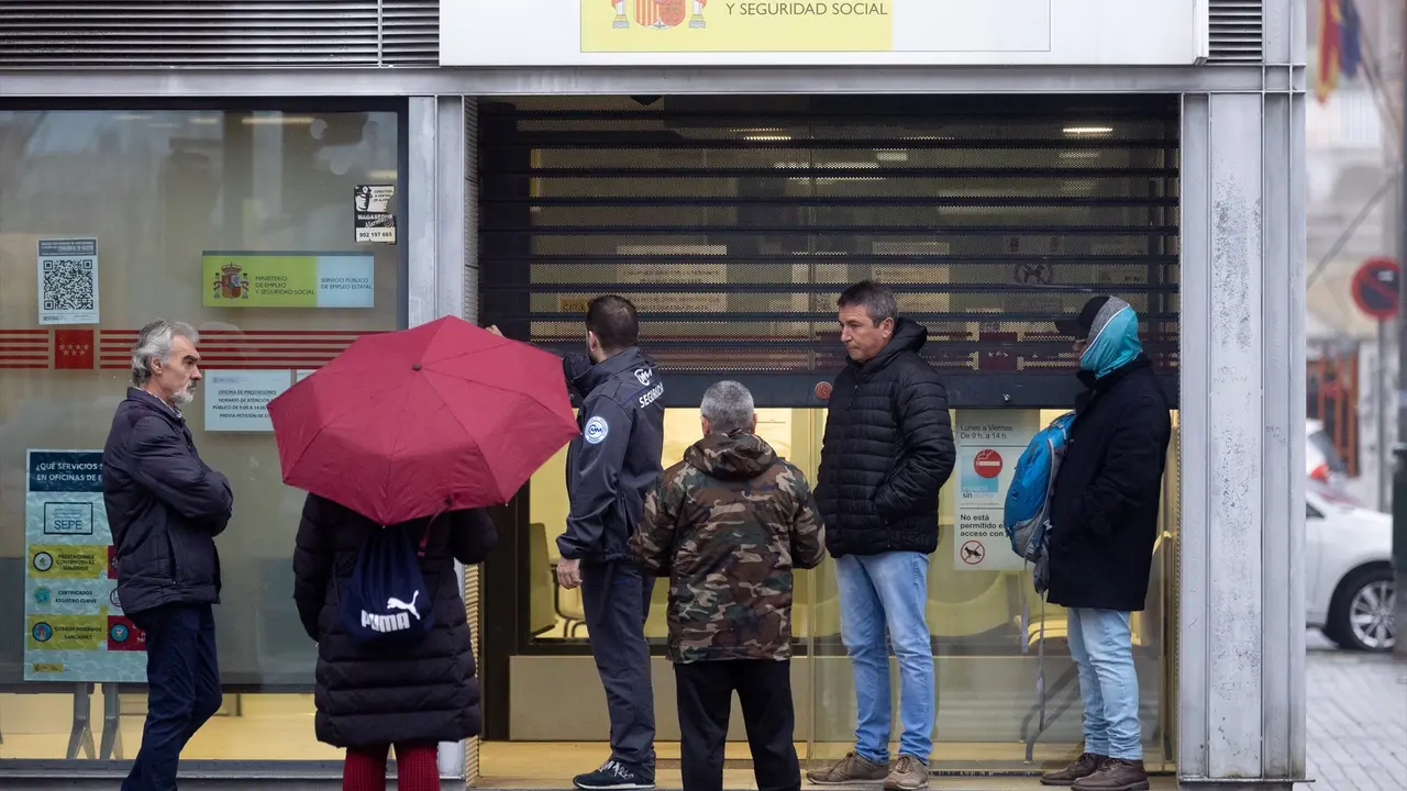 Varias personas esperan para entrar en una oficina del SEPE. Eduardo Parra / Archivo