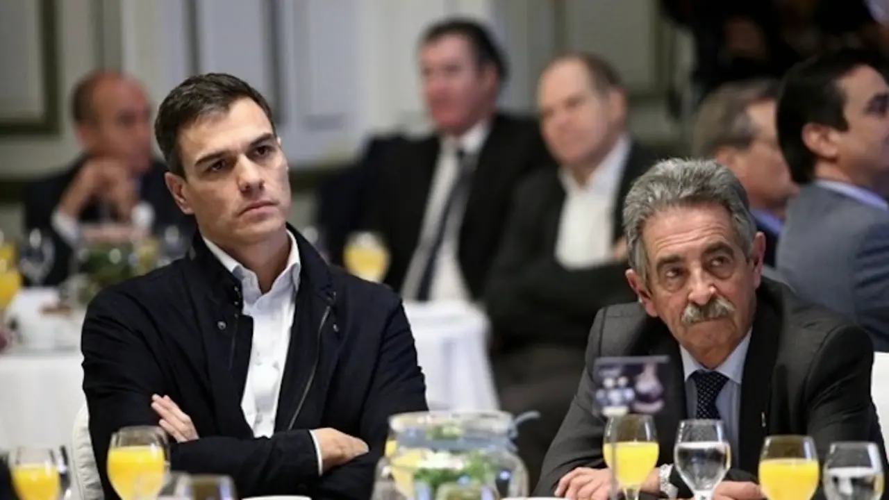 Pedro S&aacute;nchez y Miguel &Aacute;ngel Revilla en una foto de archivo. / E.P.