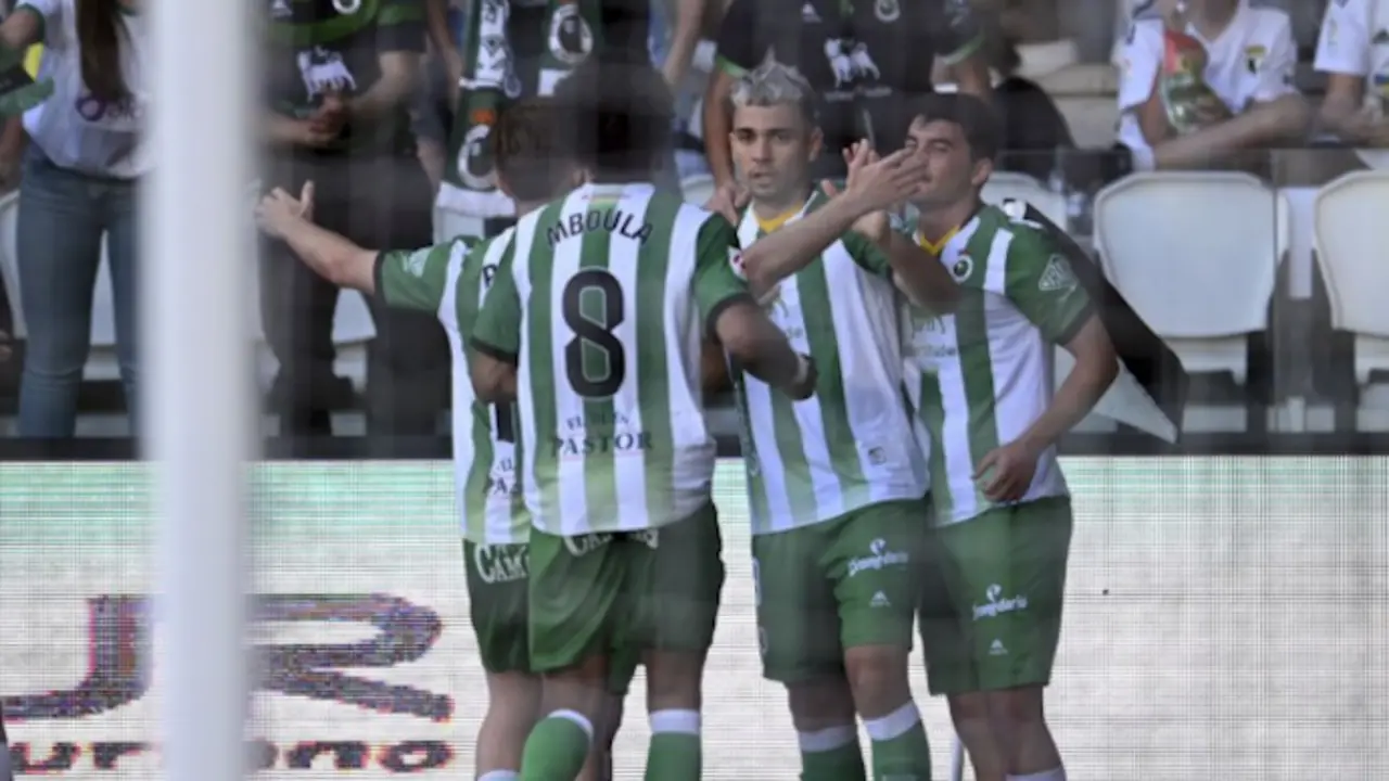 Minuto 23: Burgos 1, Racing de Santander 1. Juan Carlos Arana (Racing de Santander) remate con la derecha desde el lado izquierdo del interior del &aacute;rea por el lado derecho de la porter&iacute;a.