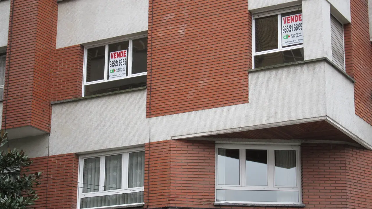 Un piso con los carteles de "vende" en sus ventanas. EP / Archivo