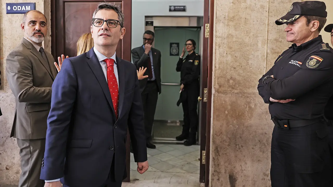 El ministro de Presidencia, Justicia y Relaciones con las Cortes, F&eacute;lix Bola&ntilde;os (2i), durante su visita a la Oficina de Denuncias y Atenci&oacute;n a la Mujer (ODAM), en la Comisar&iacute;a de Distrito Valencia Abastos, a 17 de abril de 2024, en Valencia, Comunidad Valenciana (Espa&ntilde;a). ODAM es un proyecto que lleva a cabo el Ministerio del Interior en colaboraci&oacute;n con la Generalitat Valenciana para abordar de manera interdisciplinar la asistencia a las v&iacute;ctimas de violencia de g&eacute;nero y facilitar el tr&aacute;mite de denuncia de los hechos delictivos.
17 ABRIL 2024;BOLA&Ntilde;OS;ODAM;OFICIONA DE DENUNCIAS Y ATENCI&Oacute;N A LA MUJER;VIOLENCIA DE G&Eacute;NERO;GENERALITAT VALENCIANA;MINISTERIO DEL INTERIOR;VALENCIA
Rober Solsona / Europa Press
17/4/2024