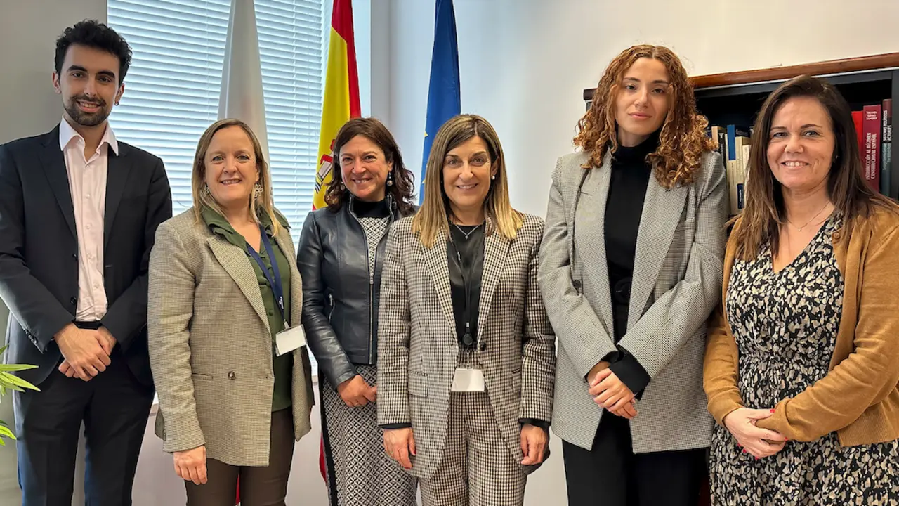 La presidenta de Cantabria, Mar&iacute;a Jos&eacute; S&aacute;enz de Buruaga y la consejera de presidencia, Isabel Urrutia, en la Oficina del Gobierno de Cantabria en Bruselas - GOBIERNO DE CANTABRIA