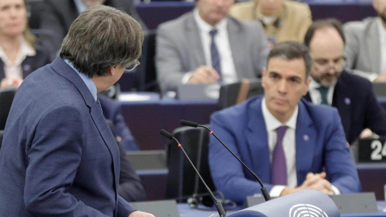 Carles Puigdemont se dirige a Pedro S&aacute;nchez durante una sesi&oacute;n en el Parlamento Europeo. / AEF