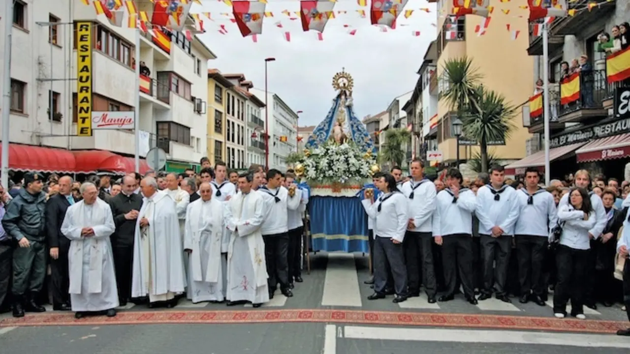 Procesi&oacute;n con la Virgen de la Barquera en San Vicente: Desde la iglesia parroquial hasta el Muelle Viejo. No te pierdas la tradicional y emotiva actuaci&oacute;n de las Picayas en la Avenida de los Soportales.