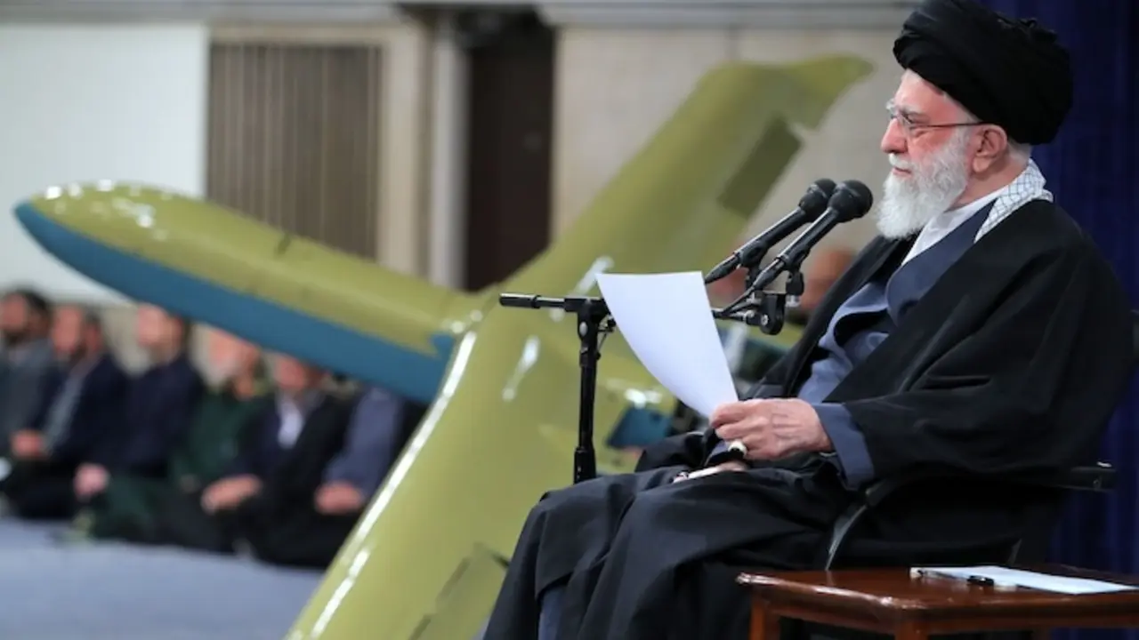 El L&iacute;der Supremo de Ir&aacute;n, Ayatol&aacute; ALI KHAMENEI, habla durante una reuni&oacute;n con comandantes de la fuerza a&eacute;rea del ej&eacute;rcito iran&iacute; en Teher&aacute;n, con un avi&oacute;n no tripulado local Kaman-12 desplegado cerca de &eacute;l. Jamenei pidi&oacute; a la naci&oacute;n que participara en el 45 aniversario de la revoluci&oacute;n para mostrar la unidad iran&iacute; a sus enemigos. Ir&aacute;n celebrar&aacute; el 45 aniversario de la Revoluci&oacute;n Isl&aacute;mica el 11 de febrero de 2024. El aumento de los ataques en toda la regi&oacute;n por parte de grupos apoyados por Ir&aacute;n en solidaridad con el movimiento palestino Ham&aacute;s ha provocado contraataques de Estados Unidos contra objetivos en Oriente Pr&oacute;ximo y la pen&iacute;nsula ar&aacute;biga.
Fecha: 05/02/2024. leer menos
Foto de ARCHIVO
Firma: Europa Press

Traducci&oacute;n realizada con la versi&oacute;n gratuita del traductor DeepL.com