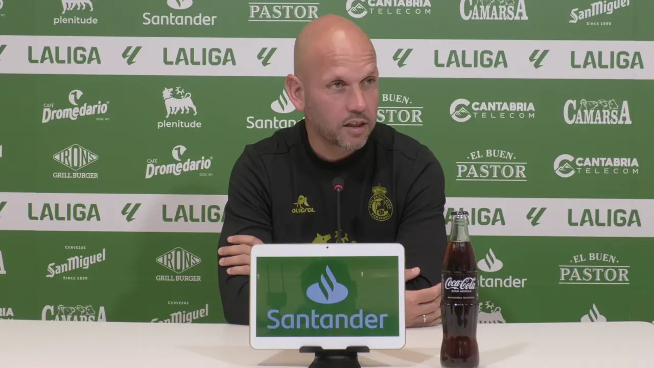 Jos&eacute; Alberto durante la rueda de prensa. / Racing de Santander