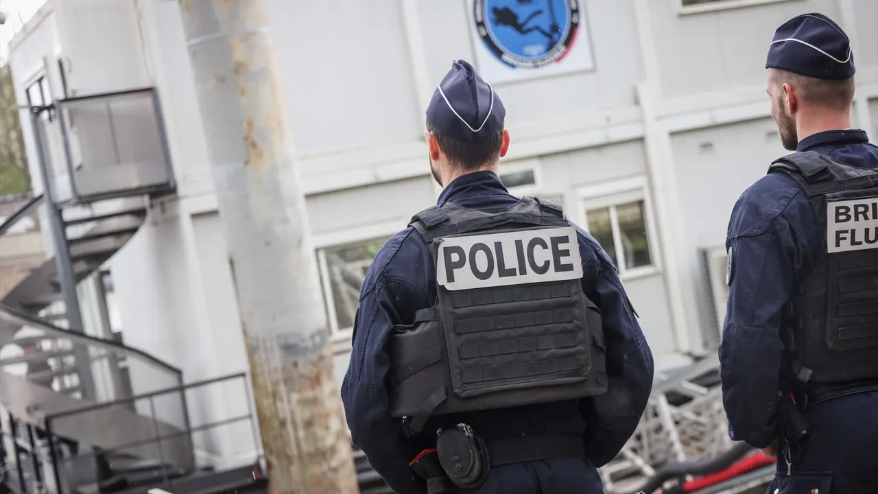 Agentes de la polic&iacute;a francesa de espaldas. EP / Luc Nobout