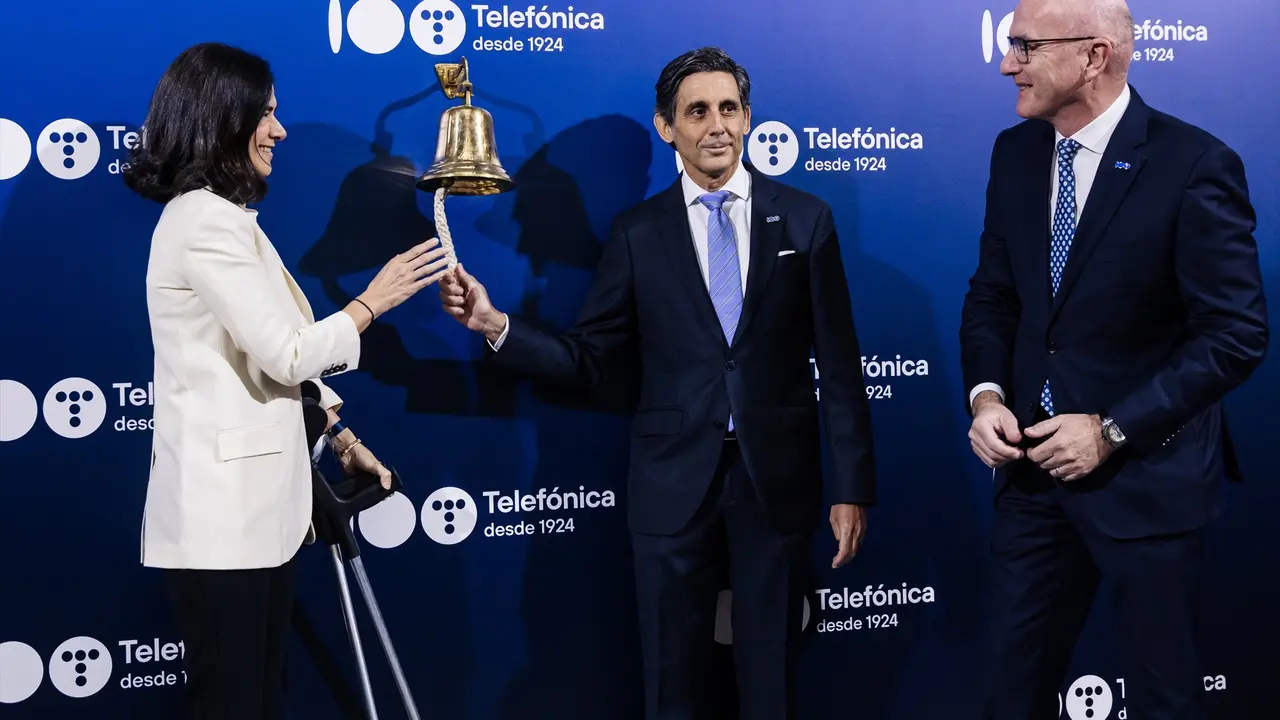 (I-D) La directora de Finanzas y presidenta de Telef&oacute;nica Hispam, Laura Abasolo; el presidente ejecutivo de Telef&oacute;nica, Jos&eacute; Mar&iacute;a &Aacute;lvarez-Pallete, y el consejero delegado de Telef&oacute;nica, &Aacute;ngel Vil&aacute;, durante el toque de campa&ntilde;a de Telef&oacute;nica, en el Palacio de la Bolsa de Madrid. Carlos Luj&aacute;n