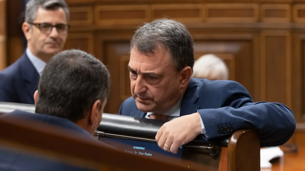 El presidente del Gobierno, Pedro S&aacute;nchez (i), conversa con el portavoz del PNV en el Congreso, Aitor Esteban (d). EP / Archivo