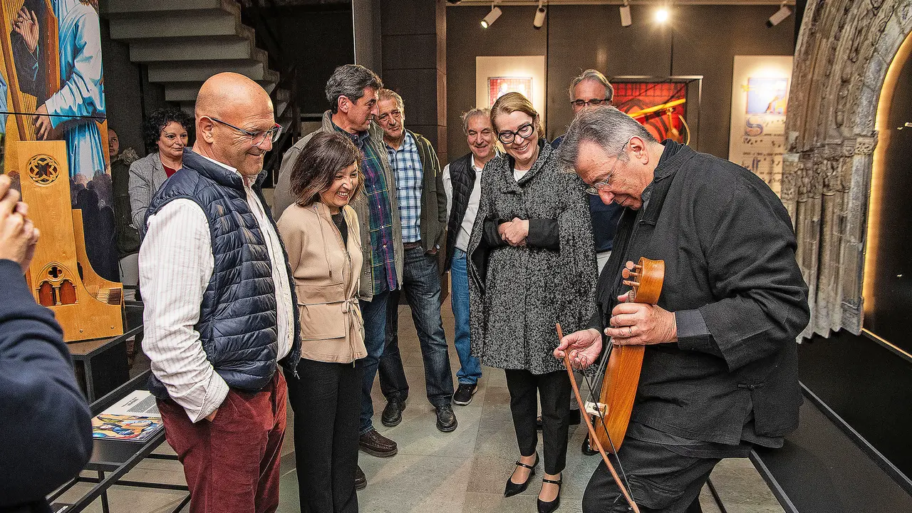 Inauguraci&oacute;n de la exposici&oacute;n 'Embajadores del pasado. El sonido del medievo', que puede visitarse en la Torre del Infantado de Potes. / Alerta