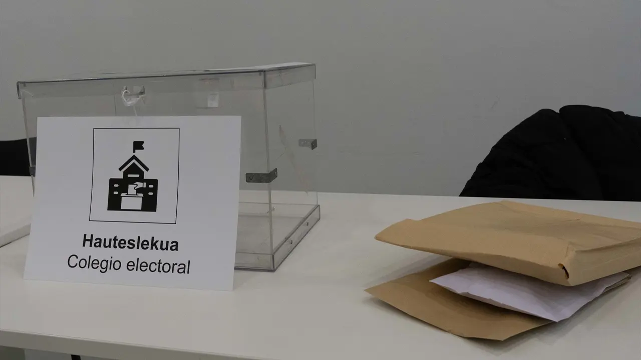 Una urna en un colegio electoral de Bilbao. EP