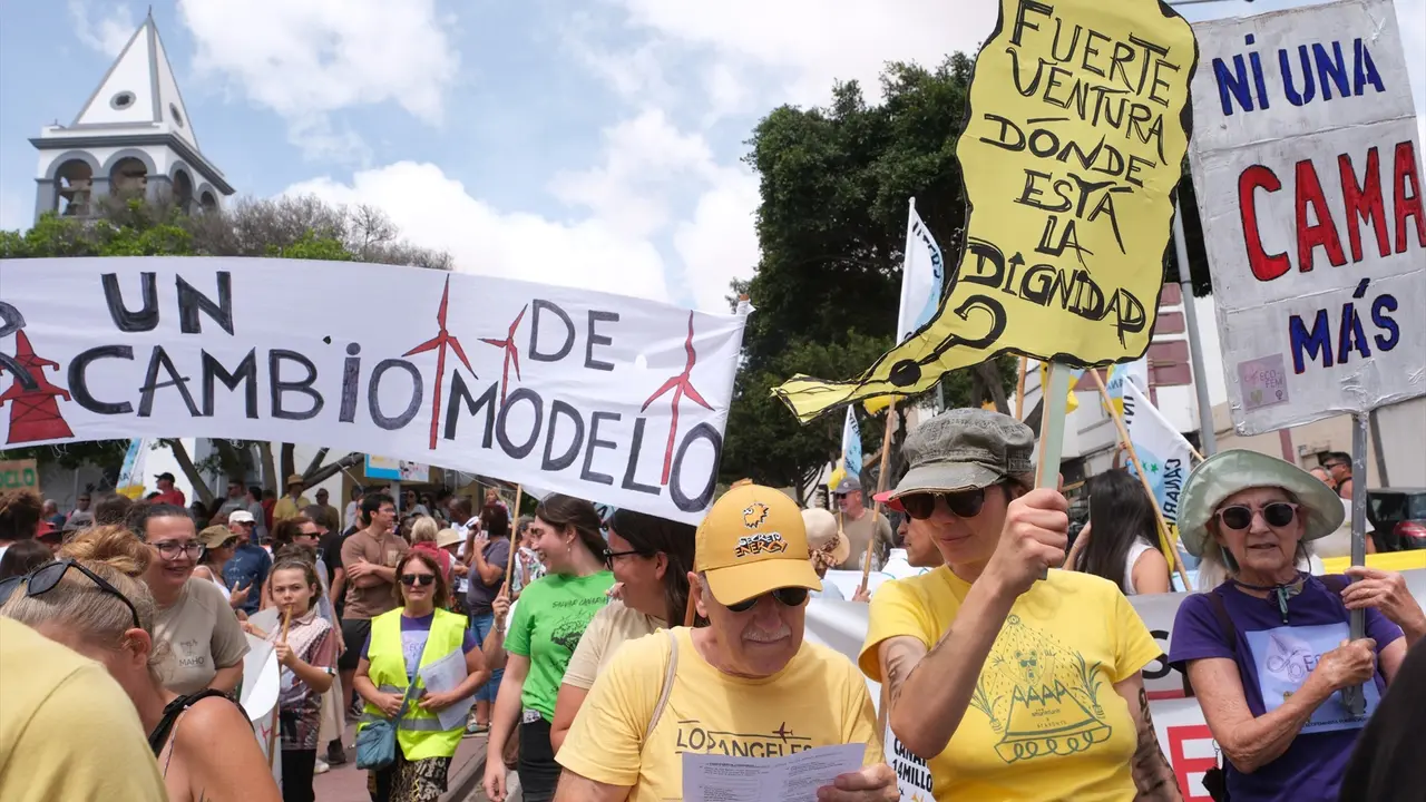 Varias personas protestan durante una manifestaci&oacute;n contra el modelo tur&iacute;stico. EP