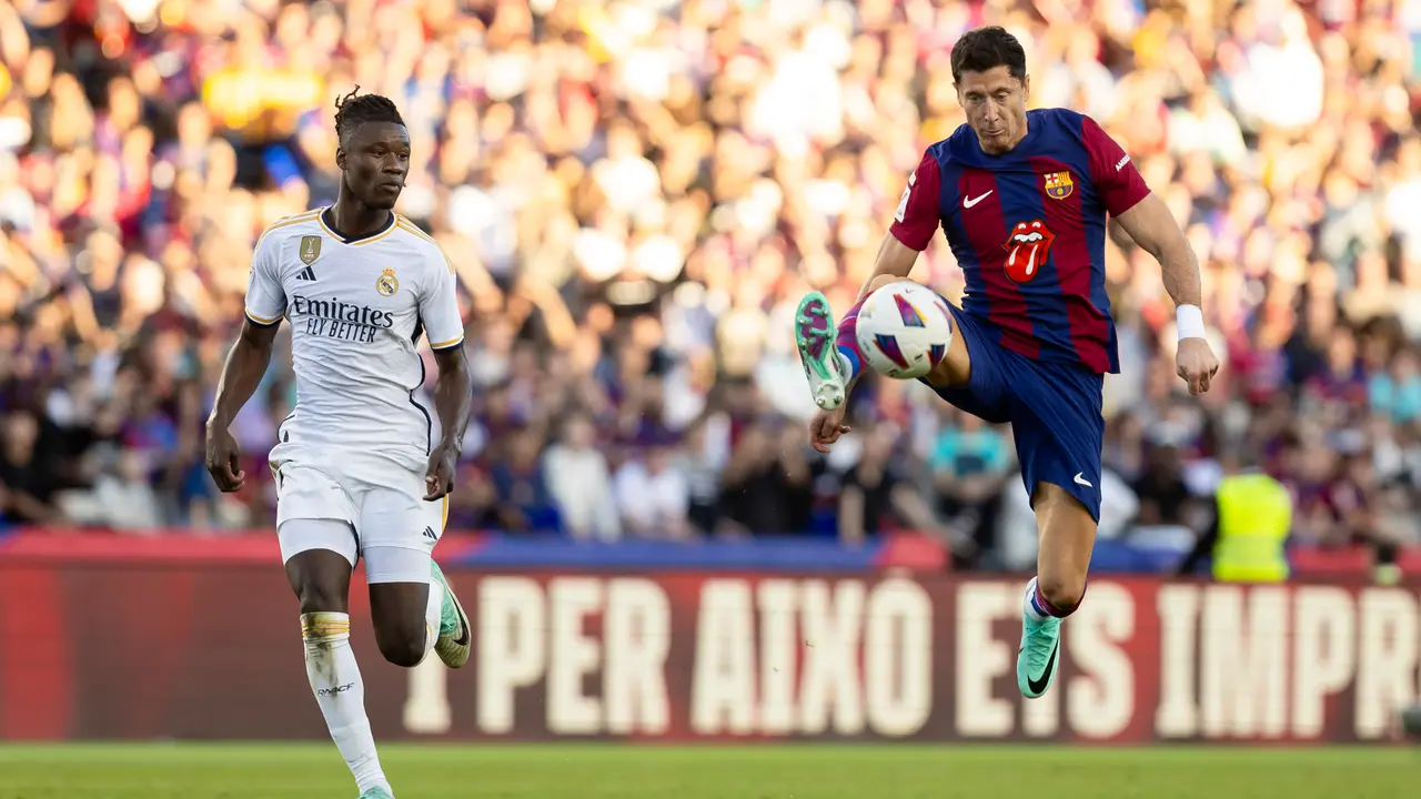 Eduardo Camavinga y Robert Lewandowski en el FC Barcelona-Real Madrid de la primera vuelta en el Estadi Ol&iacute;mpic Llu&iacute;s Companys. / Gerard Franco