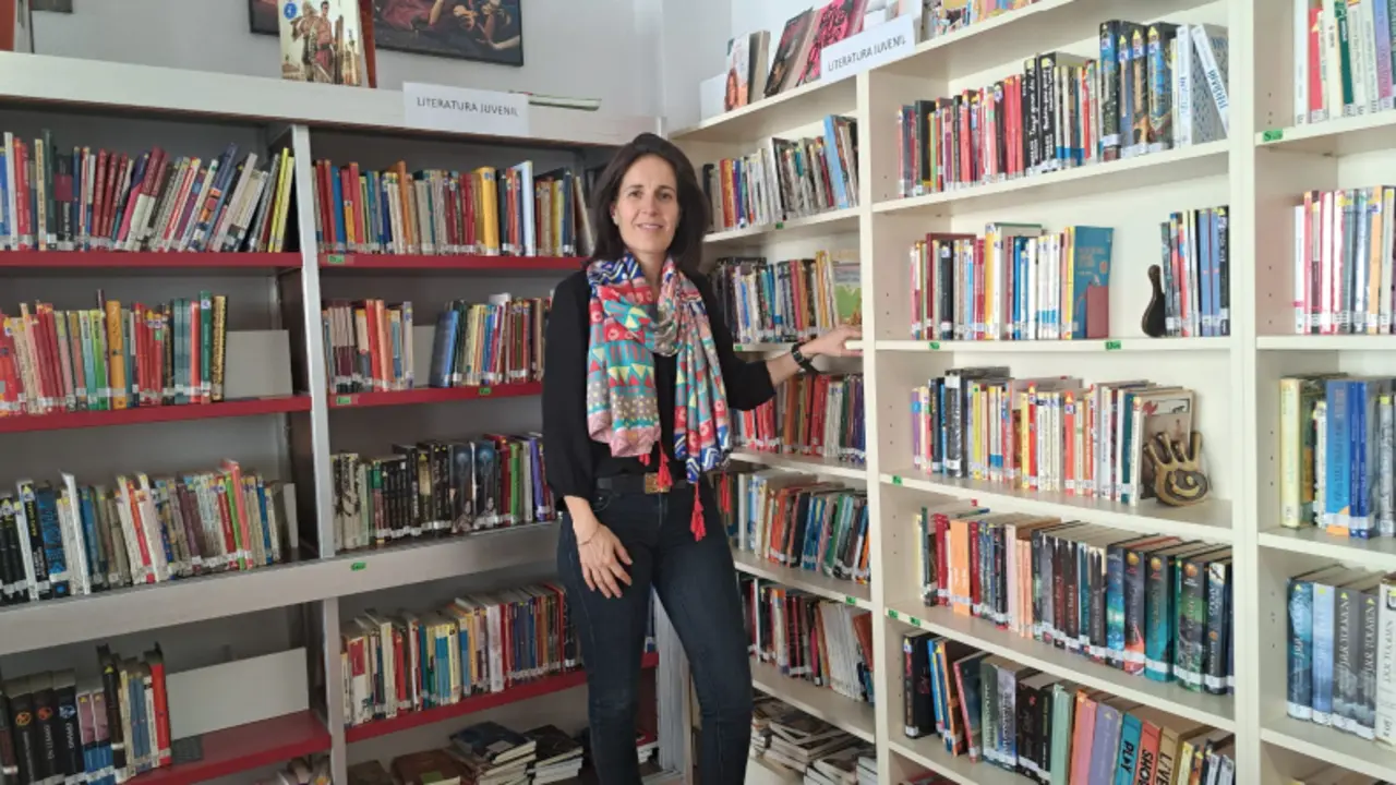 La profesora c&aacute;ntabra Emy Ruiz San Emeterio ha impulsado un proyecto en el centro educativo en el que trabaja para reducir el contacto de los alumnos con los m&oacute;viles. / E.R.