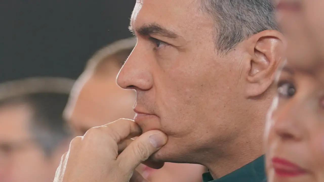 El presidente del Gobierno, Pedro S&aacute;nchez (c), durante el acto de cierre de campa&ntilde;a del partido, en el Palacio Euskalduna, a 19 de abril de 2024, en Bilbao, Vizcaya, Pa&iacute;s Vasco (Espa&ntilde;a). S&aacute;nchez se ha trasladado al Pa&iacute;s Vasco por tercera vez durante esta campa&ntilde;a electoral para acompa&ntilde;ar en el cierre de la misma en Bilbao, al candidato del Partido Socialista a lehendakari para las elecciones auton&oacute;micas vascas que se celebrar&aacute;n el pr&oacute;ximo 21 de abril. 
Firma: I&ntilde;aki Berasaluce / Europa Press