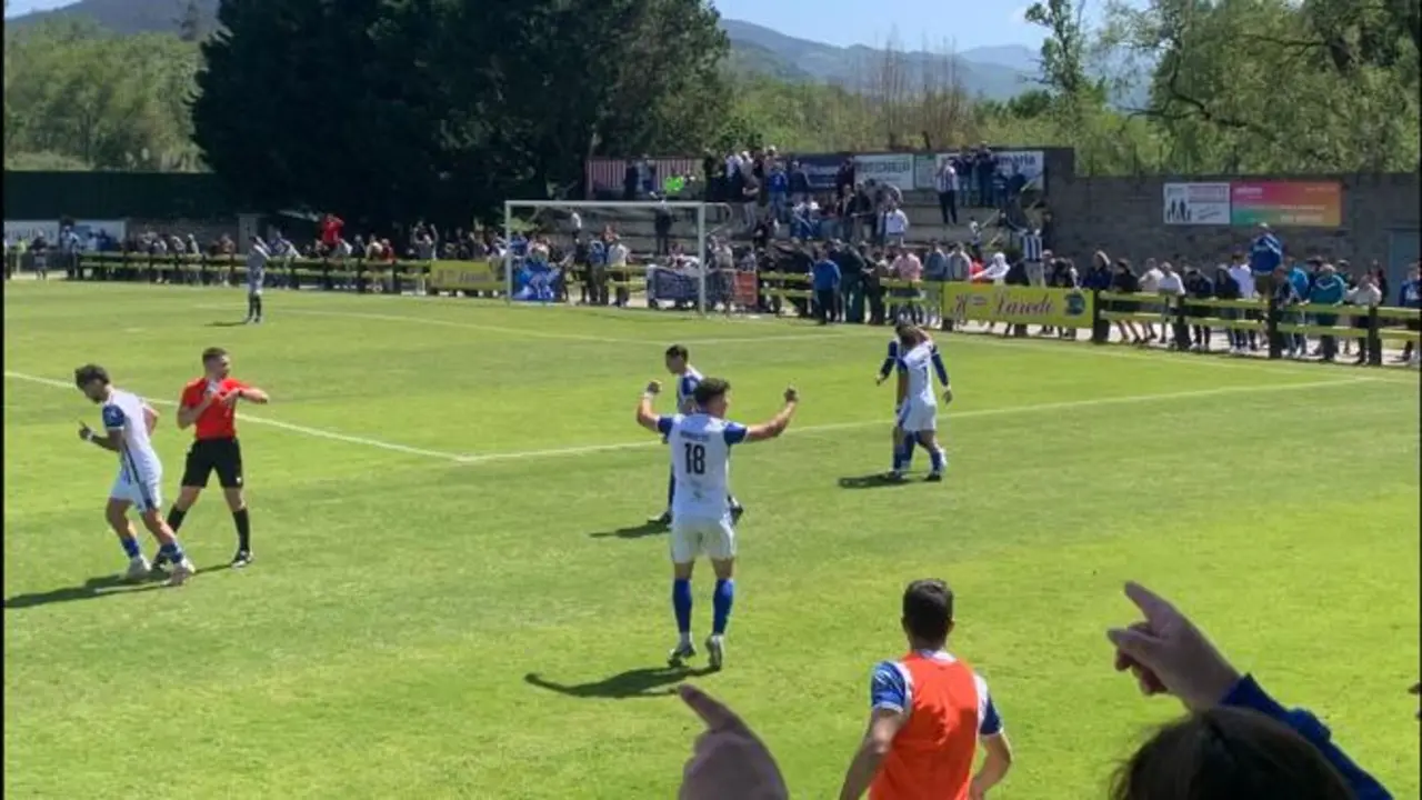 Los jugadores de la Gimn&aacute;stica celebran el gol en el campo de Cay&oacute;n, el Fernando Astobiza. / V. G.
