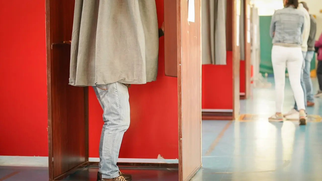 Una persona ejerce su derecho a voto en las elecciones auton&oacute;micas vascas, en el Colegio P&uacute;blico Otxandio. /   I&ntilde;aki Berasaluce