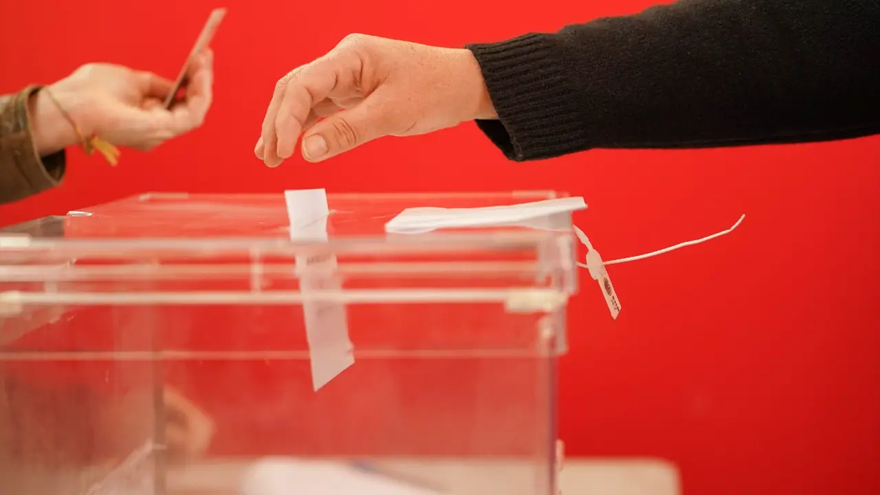 Una persona ejerce su derecho a voto en las elecciones auton&oacute;micas vascas. I&ntilde;aki Berasaluce