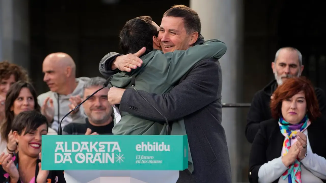 Otegi abraza al candidato de EH Bildu, Pello Otxandiano. (EFE/Adri&aacute;n Ruiz Hierro)