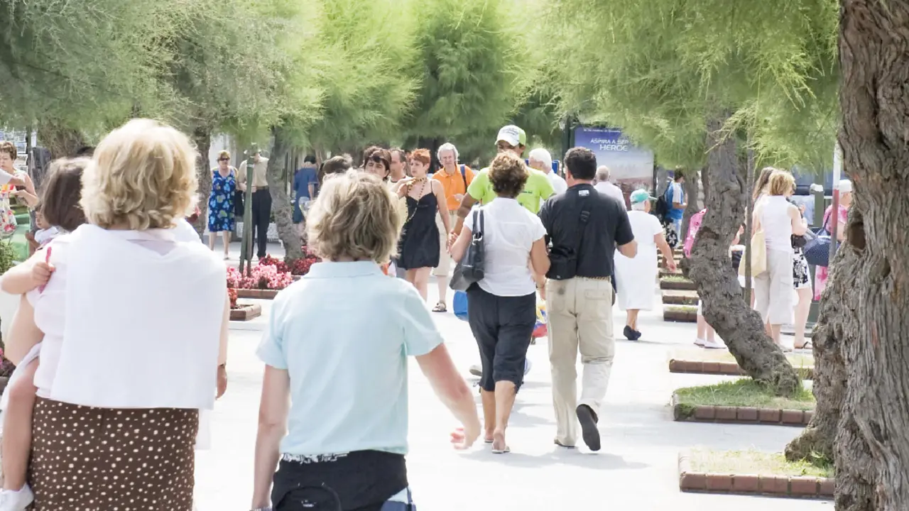 Varias personas pasean por la zona de El Sardinero en Santander. / alerta