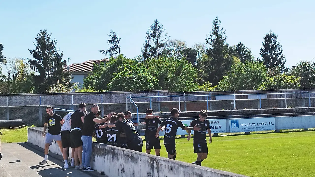 Jugadores del Textil celebran su primer gol frente al Barreda. / Textil Escudo